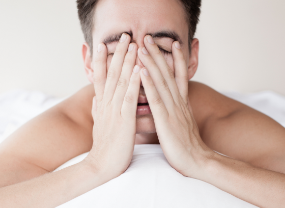 Thiếu ngủ ảnh hưởng đến rụng tóc như thế nào?